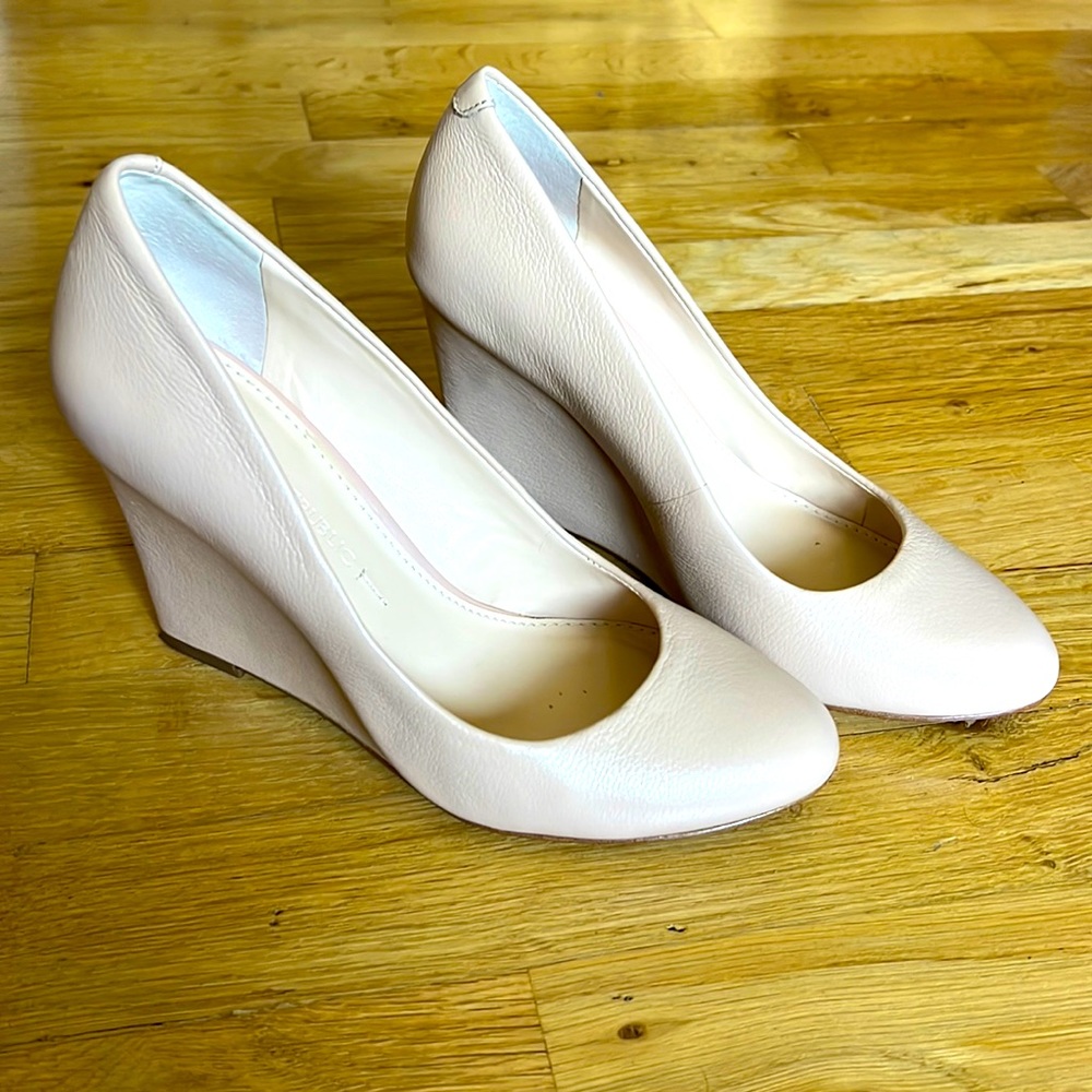 Banana Republic pale pink leather wedge